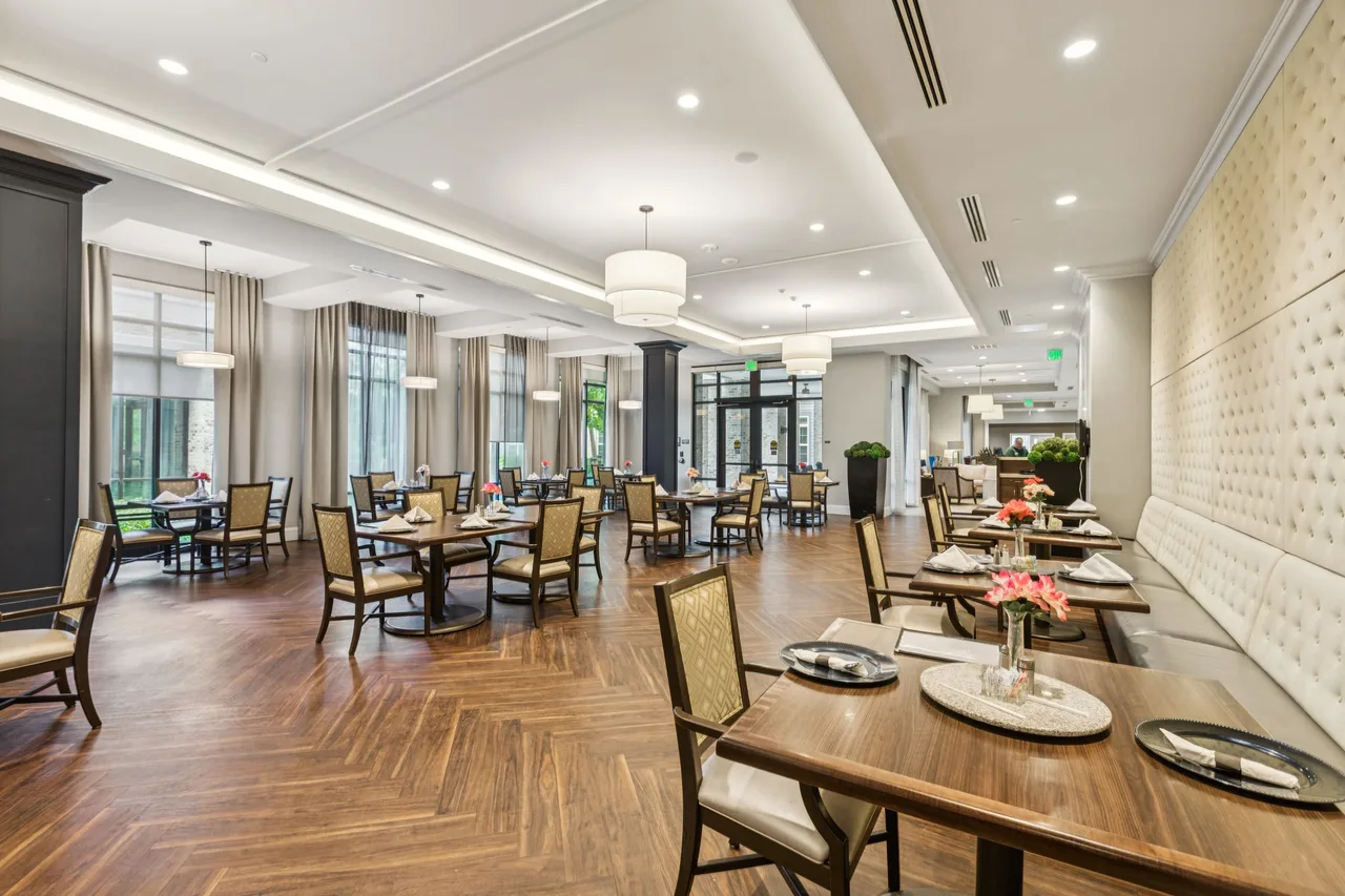 Senior living dining room in Ashburn, VA